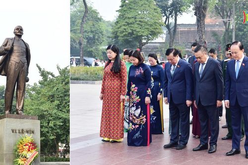 Lãnh đạo Thành phố Hà Nội đặt hoa tưởng niệm V.I.Lênin