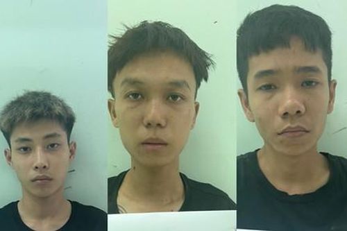 Nhóm thanh niên mang dao kiếm đi giải quyết mâu thuẫn giúp người yêu cũ