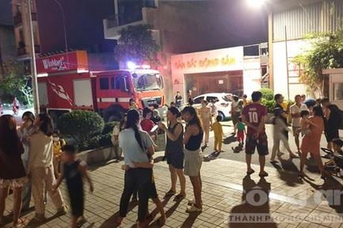 Chung cư bốc cháy trong đêm, người dân hô hoán nhau bỏ chạy