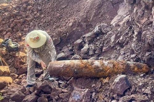 Xử lý quả bom gần 230kg được phát hiện khi sửa chữa đường sạt lở