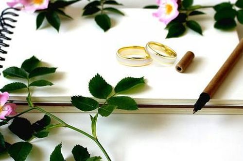 Lấy chồng cùng công ty, đồng nghiệp mừng cưới khiến tôi giật mình