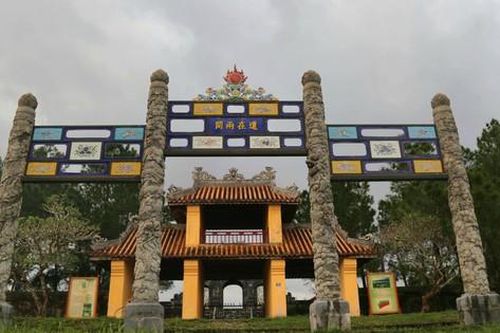 Di tích Văn Miếu hơn 200 năm tuổi bên sông Hương trước khi được 'đại trùng tu'