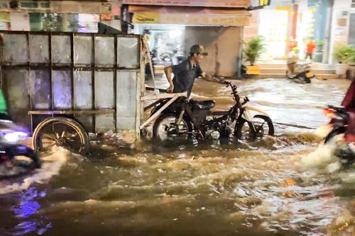 Người dân TP.HCM than trời vì triều cường ngập nhà hơn 10 năm