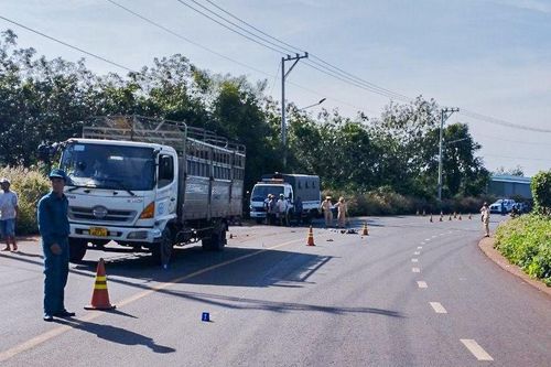 Va chạm với ôtô tải, thiếu niên bị kéo lê chục mét tử vong