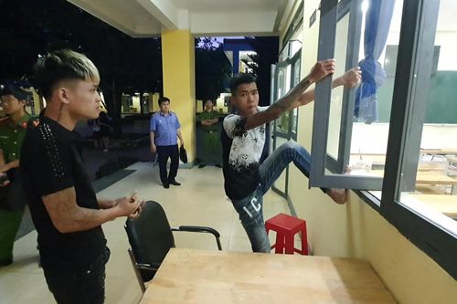 Bịt mặt đột nhập vào trường học trộm cắp máy tính