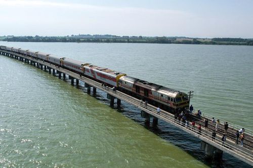 Tàu lửa trên biển hút khách du lịch ở Thái Lan
