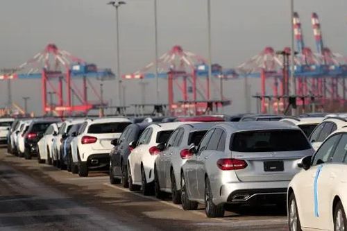 Lô xe Tesla, BMW mắc kẹt tại cảng Đức