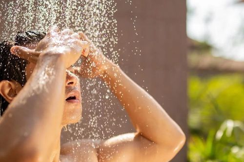 Bạn không cần tắm vào buổi sáng