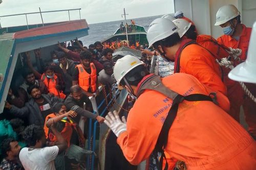 Cứu nạn kịp thời 303 công dân Sri Lanka trôi dạt trên vùng biển quần đảo Trường Sa