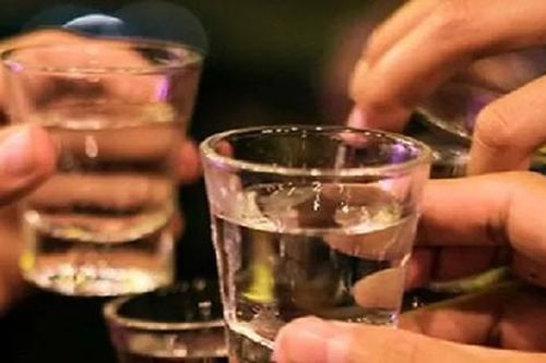 Kiên Giang: 14 người nhập viện do ngộ độc rượu, 3 người nguy kịch
