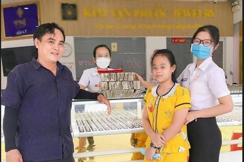 Xúc động câu chuyện bé gái mang 6kg tiền lẻ mua vàng tặng bố