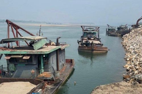 Hà Nội: Các dòng sông vẫn bị 'móc ruột'