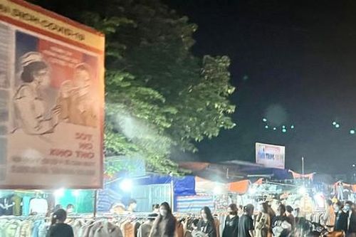 Phố đêm Hà Nội bát nháo (bài 2): Nhiều tuyến phố biến thành chợ, bãi xe