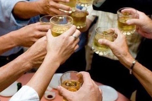Dự đám tang, 14 người nhập viện cấp cứu, 3 người nguy kịch do ngộ độc rượu