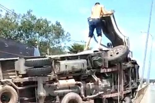 Xe tải lật ngang trên Quốc lộ 13