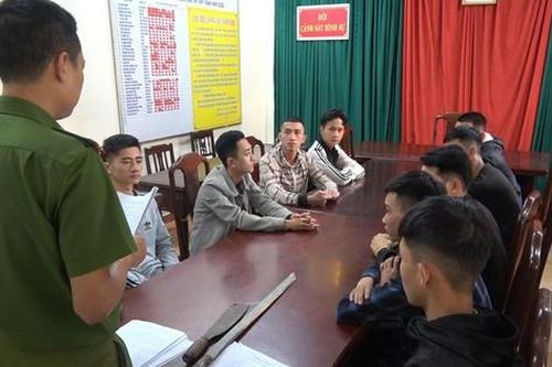 10 đối tượng mang hung khí truy đuổi đối thủ ngoài cánh đồng