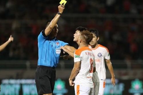HLV Phan Thanh Hùng phàn nàn chất lượng trọng tài