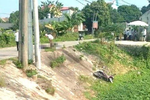 Va chạm với xe tải, 3 người trong gia đình tử vong