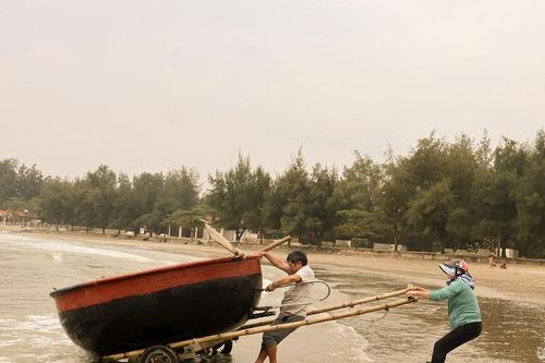 Nghề 'đi mủng' ở Cửa Lò