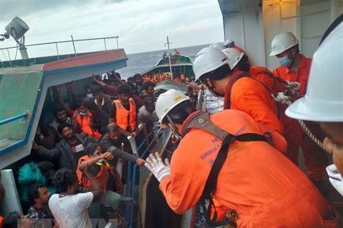 Bà Rịa-Vũng Tàu: Cứu tàu cá chở hơn 300 người Sri Lanka gặp nạn