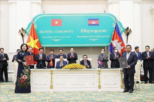 Thủ tướng Phạm Minh Chính và Thủ tướng Campuchia Hun Sen chứng kiến lễ ký văn kiện hợp tác
