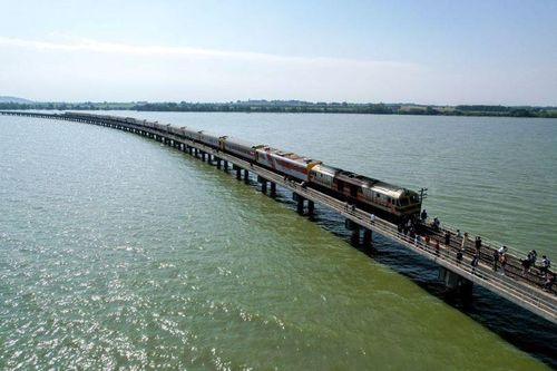 Khám phá chuyến 'tàu nổi' hút khách ở Thái Lan