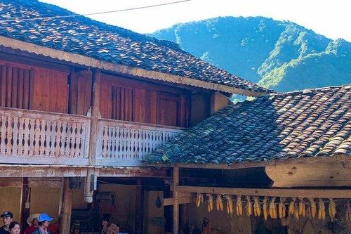 Du khách thích thú tham quan nhà của Pao