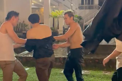 Hai sao nam Vbiz 'tác động vật lý' xé toạc trang phục lẫn nhau trong đám cưới đồng nghiệp