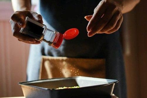 Nghiên cứu mới: Mối nguy hại sức khỏe tiềm tàng từ lọ đựng gia vị