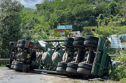 Xe trộn bê tông lật nghiêng trên Quốc lộ 27C, giao thông ách tắc nhiều giờ
