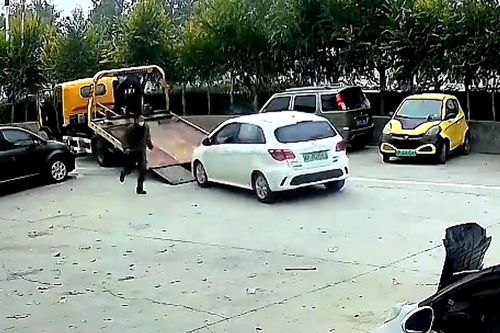 Gãy móc hãm, ô tô lao khỏi xe tải ở Trung Quốc