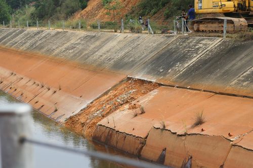 Kênh dẫn nước nghìn tỷ đồng vừa bàn giao đã sụt lún, xuống cấp