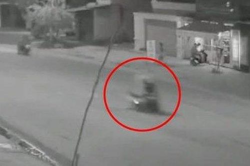Lái xe máy sụp 'ổ gà' tử vong: Ai sẽ chịu trách nhiệm?