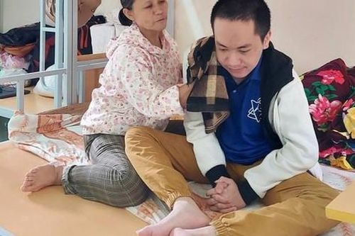 Nghị lực tuyệt vời của 2 mẹ con chàng sinh viên bị bệnh não úng thủy
