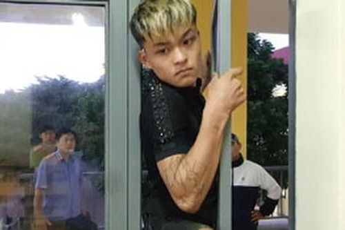 Cựu học sinh về 'thăm' trường cũ tiện 'rinh' luôn 16 máy tính