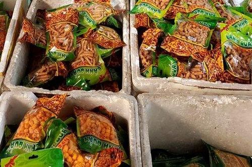 Khởi tố vụ án sản xuất, buôn bán bánh kẹo giả