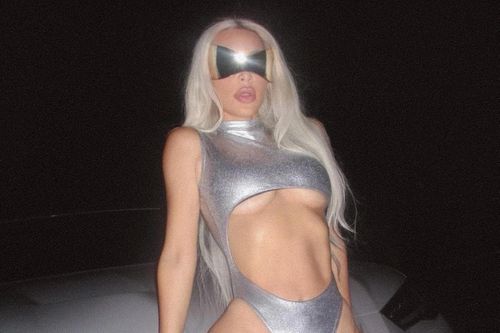 Mặc hở là thành công của Kim Kardashian