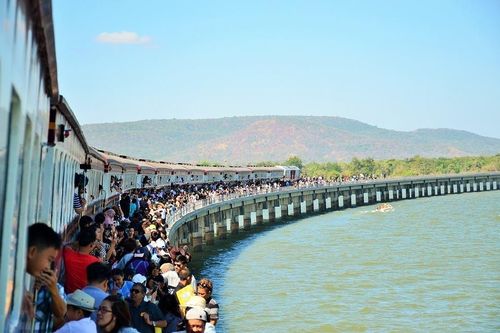 'Tàu hỏa nổi' cháy vé ở Thái Lan