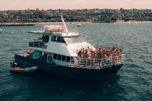 Du thuyền khỏa thân ở Australia gây tranh cãi