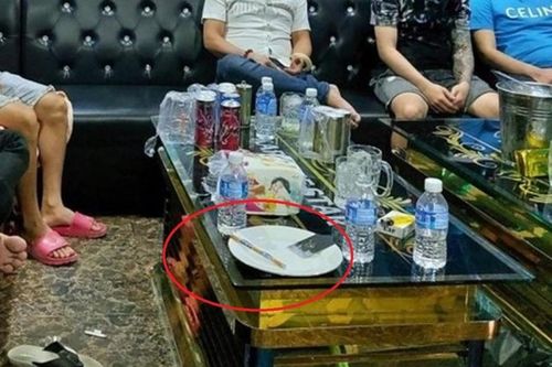 26 người phê ma túy trong 4 phòng karaoke