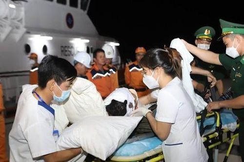 Cứu sống hai thuyền viên nước ngoài gặp nạn trên biển