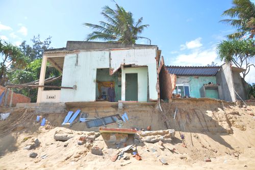 Thoát chết trong đêm sóng đánh sập nhà