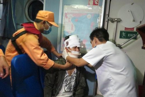 Cứu nạn thành công 2 thuyền viên nước ngoài gặp nạn