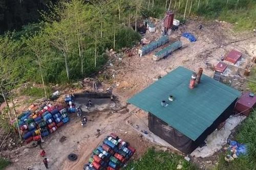 Cảnh sát phát lộ xưởng tái chế dầu nhớt thải trái phép quy mô lớn trong rừng