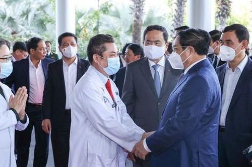 Thủ tướng: 'Thầy thuốc như mẹ hiền', phục vụ bệnh nhân với tinh thần cao cả