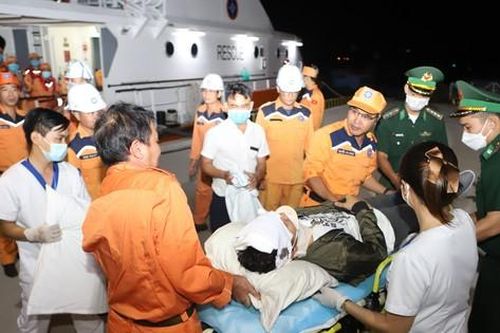 Vượt gió lớn cứu hai người nước ngoài bị nạn trên biển Khánh Hòa