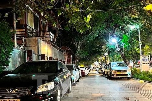 Tận thấy bãi giữ xe của nhà hàng, quán bia 'phong tỏa' vỉa hè