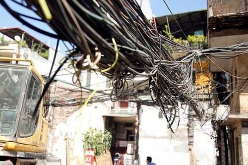 Dây điện, dây viễn thông chằng chịt như mạng nhện khắp phố phường, 'bẫy' người đi đường Hà Nội
