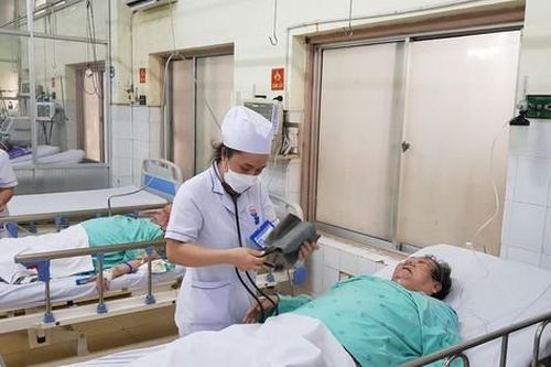 Gần 140 nhân viên y tế nghỉ việc, bệnh viện 'đỏ mắt' tìm người thay