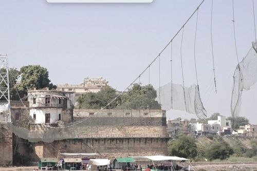 Nỗi đau của gia đình Ấn Độ có 12 người thiệt mạng trong vụ sập cầu